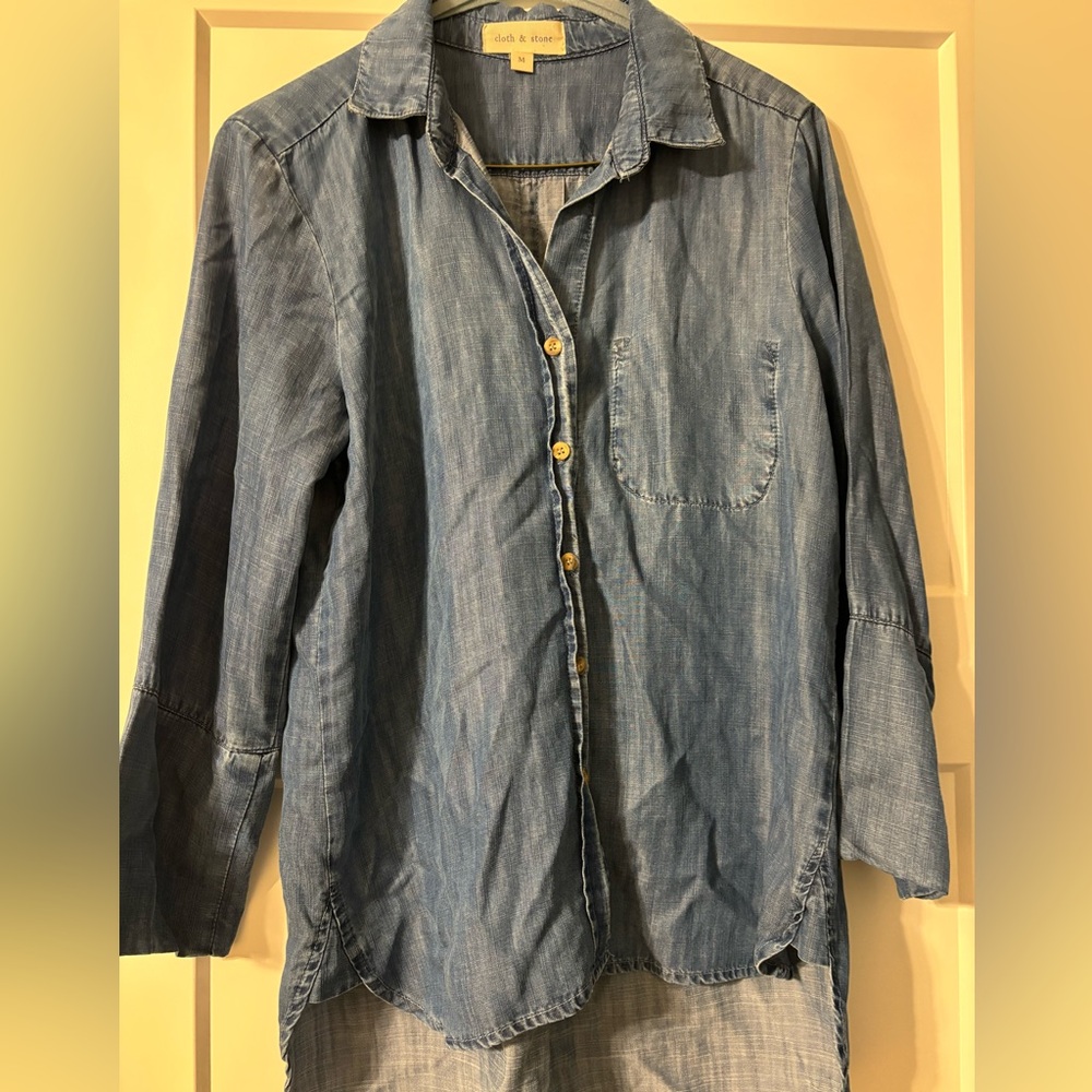 Cloth & Stone Chambray Button Down Shirt Size Medium